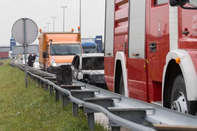 Na Autocesti Bregana - Lipovac kod odmori&scaron;ta Gradna u smjeru Bregane zapalio se automobil nakon udarca u za&scaron;titnu ogradu. Vatrogasci su ugasili vatru.