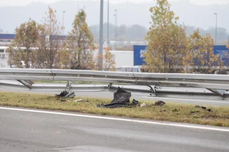 DRAMATIČNI PRIZORI NA AUTOCESTI: Automobil koji se ispriječio drugima na kolniku progutali plameni jezici
