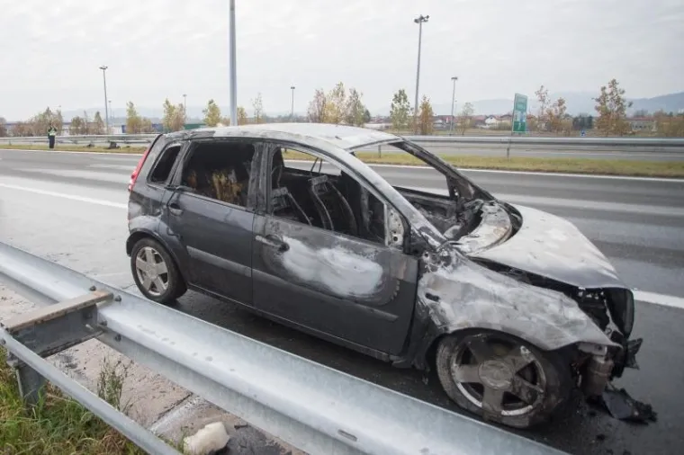 DRAMATIČNI PRIZORI NA AUTOCESTI: Automobil koji se ispriječio drugima na kolniku progutali plameni jezici