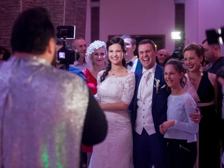 KAKVO IZNENAĐENJE: Jacques Houdek upada na vjenčanja poput Supermana