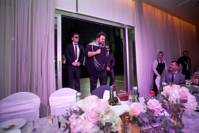 KAKVO IZNENAĐENJE: Jacques Houdek upada na vjenčanja poput Supermana