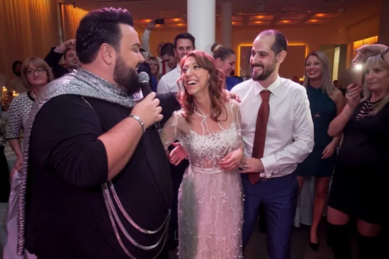 KAKVO IZNENAĐENJE: Jacques Houdek upada na vjenčanja poput Supermana