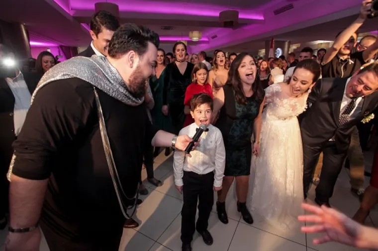 KAKVO IZNENAĐENJE: Jacques Houdek upada na vjenčanja poput Supermana