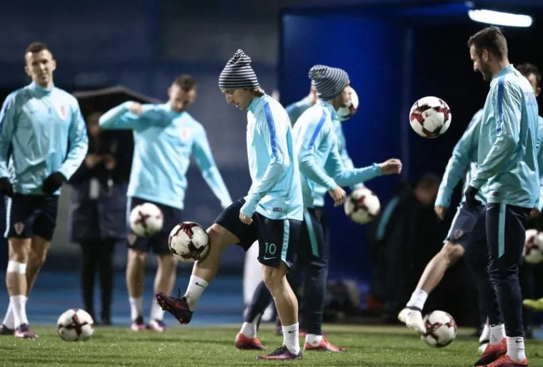 PLES NA KI&Scaron;I: Pogledajte kako je izgledao posljednji trening Vatrenih prije velikog okr&scaron;aja