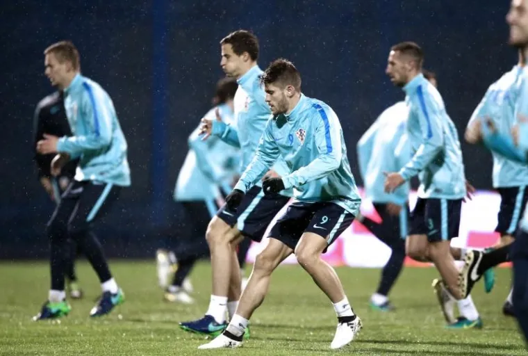 PLES NA KI&Scaron;I: Pogledajte kako je izgledao posljednji trening Vatrenih prije velikog okr&scaron;aja