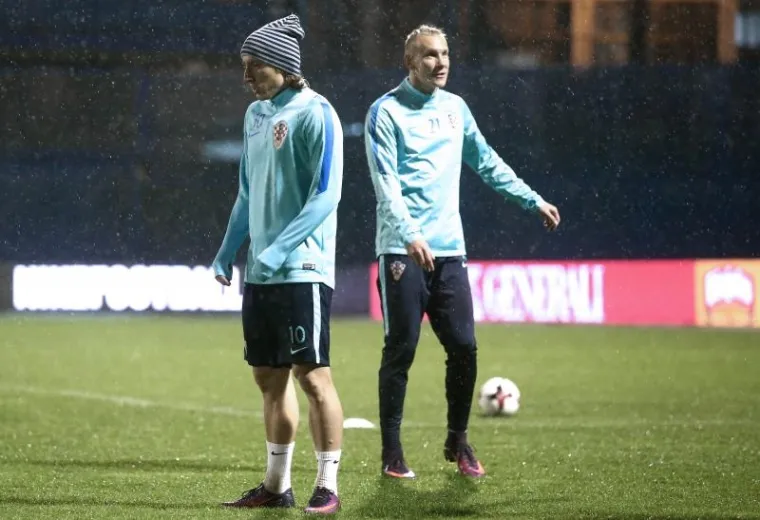 PLES NA KI&Scaron;I: Pogledajte kako je izgledao posljednji trening Vatrenih prije velikog okr&scaron;aja