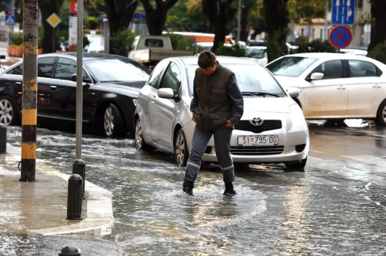 &Scaron;IBENIK PLIVA: Obilna ki&scaron;a poplavila ulice grada, kaos u prometu