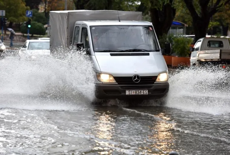 &Scaron;IBENIK PLIVA: Obilna ki&scaron;a poplavila ulice grada, kaos u prometu