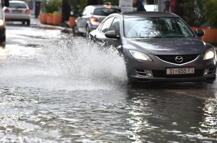 &Scaron;IBENIK PLIVA: Obilna ki&scaron;a poplavila ulice grada, kaos u prometu