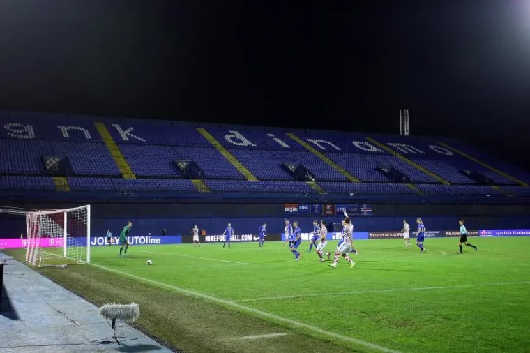 Hrvatska je protiv Islanda istrčala na prazni Maksimir zbog nereda hrvatskih navijača na susretu s Če&scaron;kom u St. Etienneu na Euru u Francuskoj ovog ljeta. Zbog baklji na travnjaku, koje su bačene iz revolta prema vodstvu HNS-a i Zdravku Mamiću, Uefa je, između ostalog, kaznila Vatrene s dvije utakmica igranja bez publike.