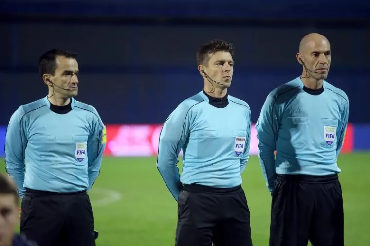 Glavni sudac susreta bio je Talijan Gianluca Rocchi. Radi se o 43 - godi&scaron;njem sucu koji je počeo suditi jo&scaron; prije &scaron;esnaest godina, točnije 2000. godine. U Italiji je izazvao kontroverze prije dvije godine kad je na utakmici Juventusa i Rome u Torinu sudio dva dvojbena kaznena udarca za Juventus. tada&scaron;nji trener Rome Rudi Garcia narugao mu se i imaginarnom violinom zasvirao uz aut liniju. Sljedeću skladbu Rocchi je svirao na tribini, a kasnije je skandalozno rekao kako samo u Torinu &scaron;esnaesterac ima 17 metara. Naime, Maicona je lopta udarila u ruku metar izvan kaznenog prostora, no Rocchi je to vidio unutra. Sve u svemu, interesantan je sudački CV ovog Talijana.