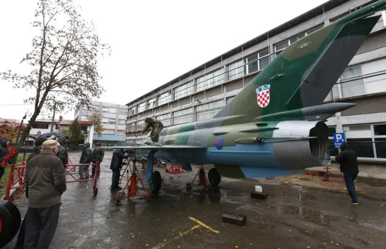 Radnici su zapoceli sa sastavljanjem MIG-21, koji ce biti trajno postavljen u parku ispred fakulteta