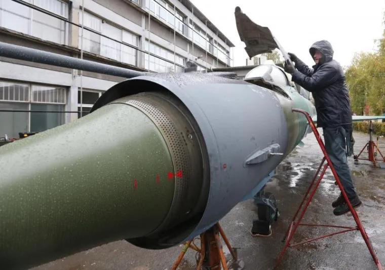 POGLEDAJTE FOTOGALERIJU: MiG 21 'sletio' ispred zgrade Strojarskog faksa u Zagrebu