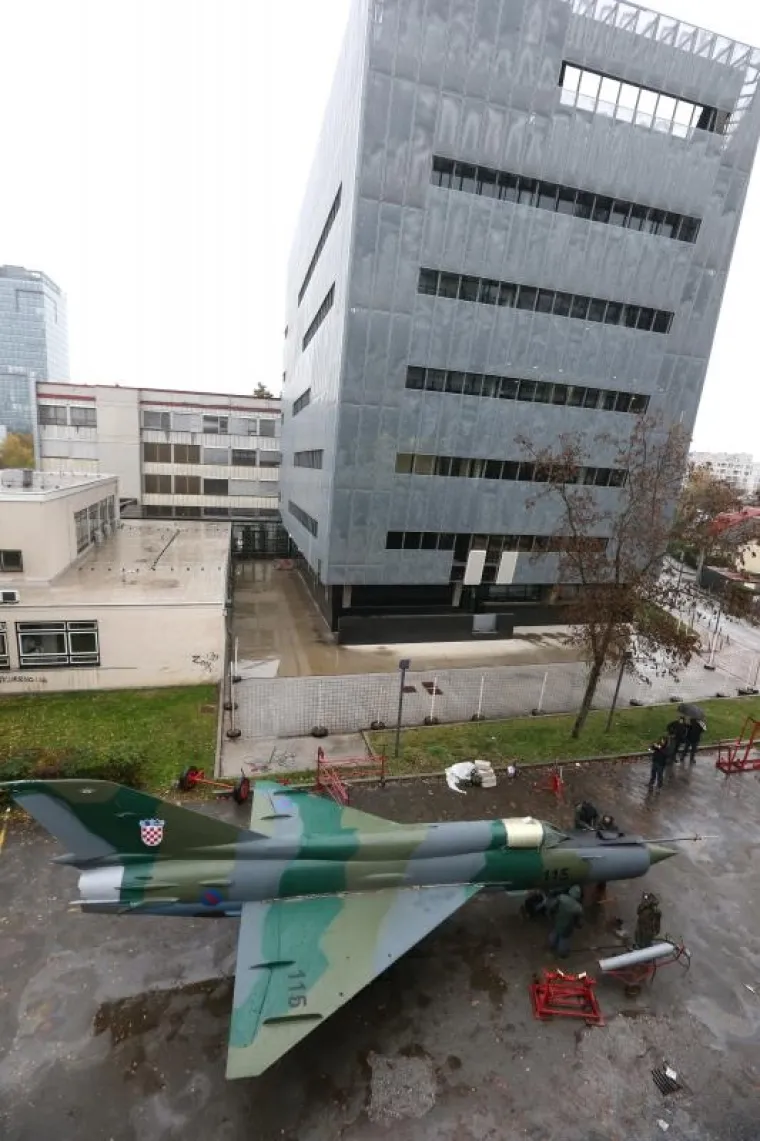 POGLEDAJTE FOTOGALERIJU: MiG 21 'sletio' ispred zgrade Strojarskog faksa u Zagrebu
