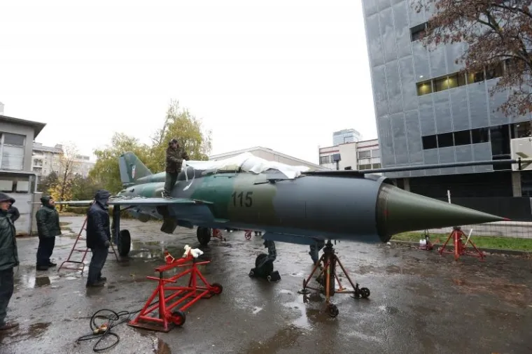 POGLEDAJTE FOTOGALERIJU: MiG 21 'sletio' ispred zgrade Strojarskog faksa u Zagrebu