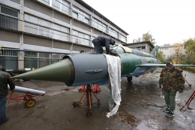 POGLEDAJTE FOTOGALERIJU: MiG 21 'sletio' ispred zgrade Strojarskog faksa u Zagrebu