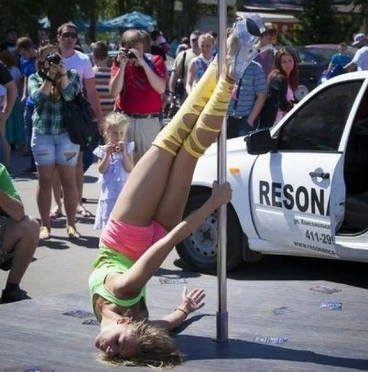 OKUŠALE SE U PLESU OKO ŠTANGE: Nije im suđeno, ljudi im se rugaju do besvijesti