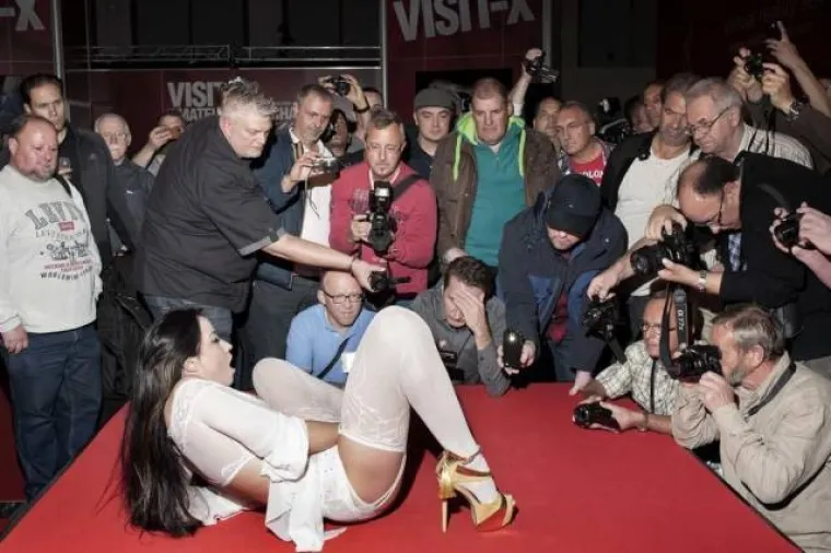 Vjerovali ili ne, seks je mnogim ljudima glavni smisao postojanja. Ili pokušavaju doći do njega ili razmišljaju o njemu. U galeriji smo okupili kolekciju prizora koji pokazuju kako to ljudi uspiju ubaciti perverzije u svakodnevni život, možda vam daju neku ideju koju možete i sami promijeniti.