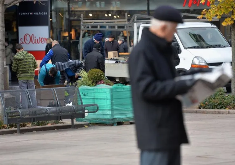 OPET RADOVI NA CVJETNOM TRGU: Postavlja se terasa za kafić Tome Horvatinčića