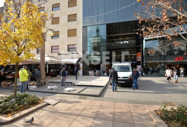 Na Cvjetnom trgu traju radovi na izgradnji terase kafića Tome Horvatinčića.
