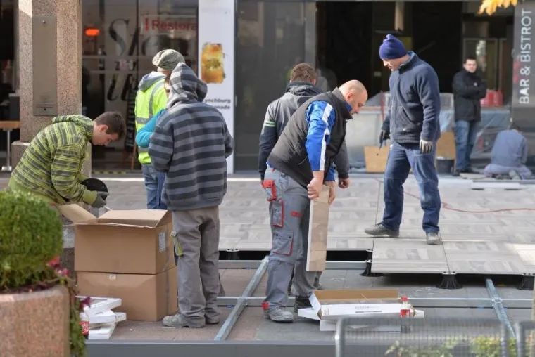OPET RADOVI NA CVJETNOM TRGU: Postavlja se terasa za kafić Tome Horvatinčića