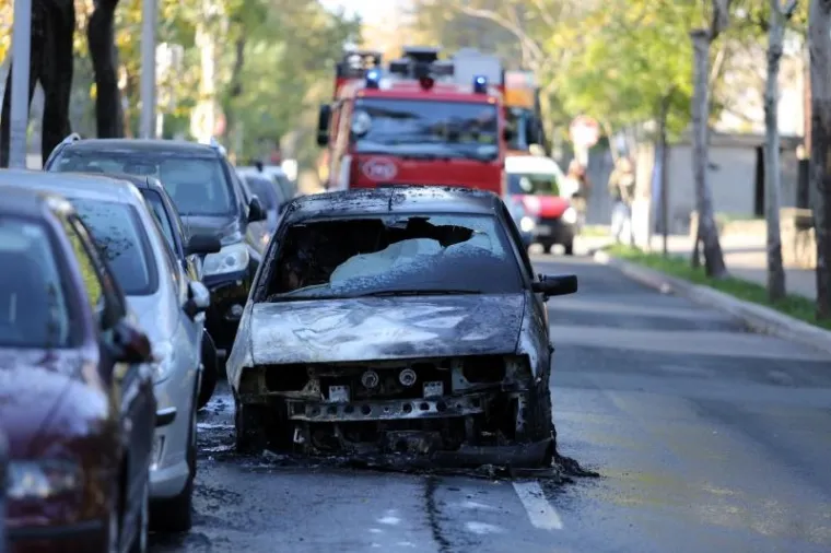 U utorak oko 14 sati u Rijeci zapalio se FIAT Tempra riječkih registracija.  Vozač je u panici zaustavio auto uz ostala parkirana vozila. Auto je potpuno izgorio, a uz njega su o&scaron;tećena jo&scaron; dva automobila