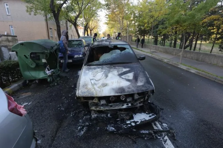 POŽAR U RIJECI: Auto se zapalio u vožnji, plamen brzo zahvatio i ostala vozila