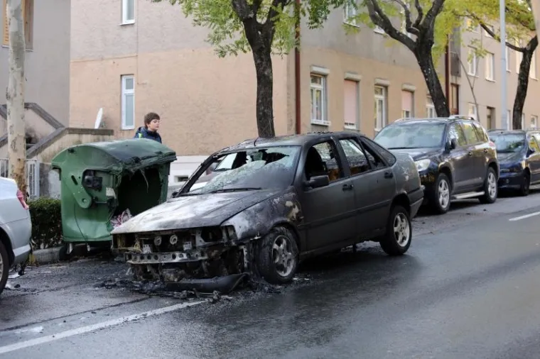 POŽAR U RIJECI: Auto se zapalio u vožnji, plamen brzo zahvatio i ostala vozila