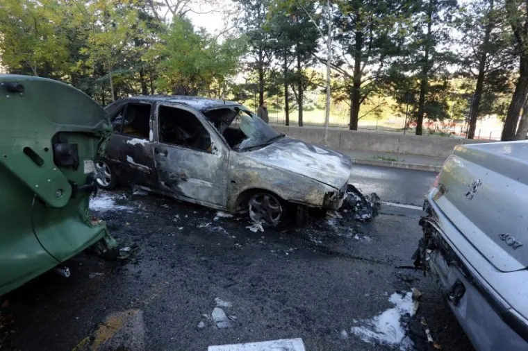 POŽAR U RIJECI: Auto se zapalio u vožnji, plamen brzo zahvatio i ostala vozila