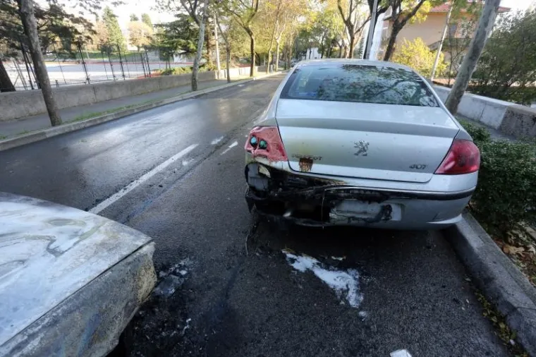 POŽAR U RIJECI: Auto se zapalio u vožnji, plamen brzo zahvatio i ostala vozila