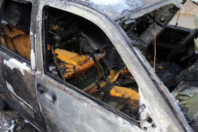 POŽAR U RIJECI: Auto se zapalio u vožnji, plamen brzo zahvatio i ostala vozila