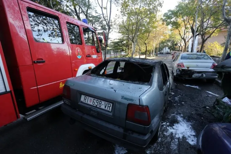 POŽAR U RIJECI: Auto se zapalio u vožnji, plamen brzo zahvatio i ostala vozila