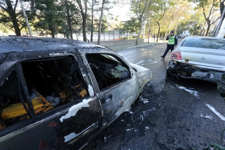 POŽAR U RIJECI: Auto se zapalio u vožnji, plamen brzo zahvatio i ostala vozila