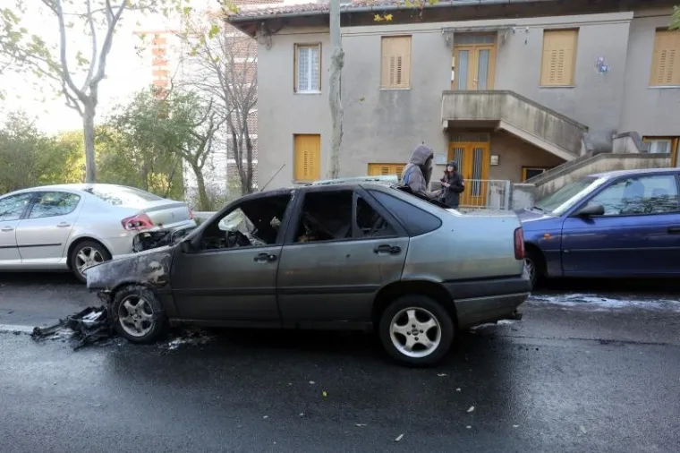 POŽAR U RIJECI: Auto se zapalio u vožnji, plamen brzo zahvatio i ostala vozila