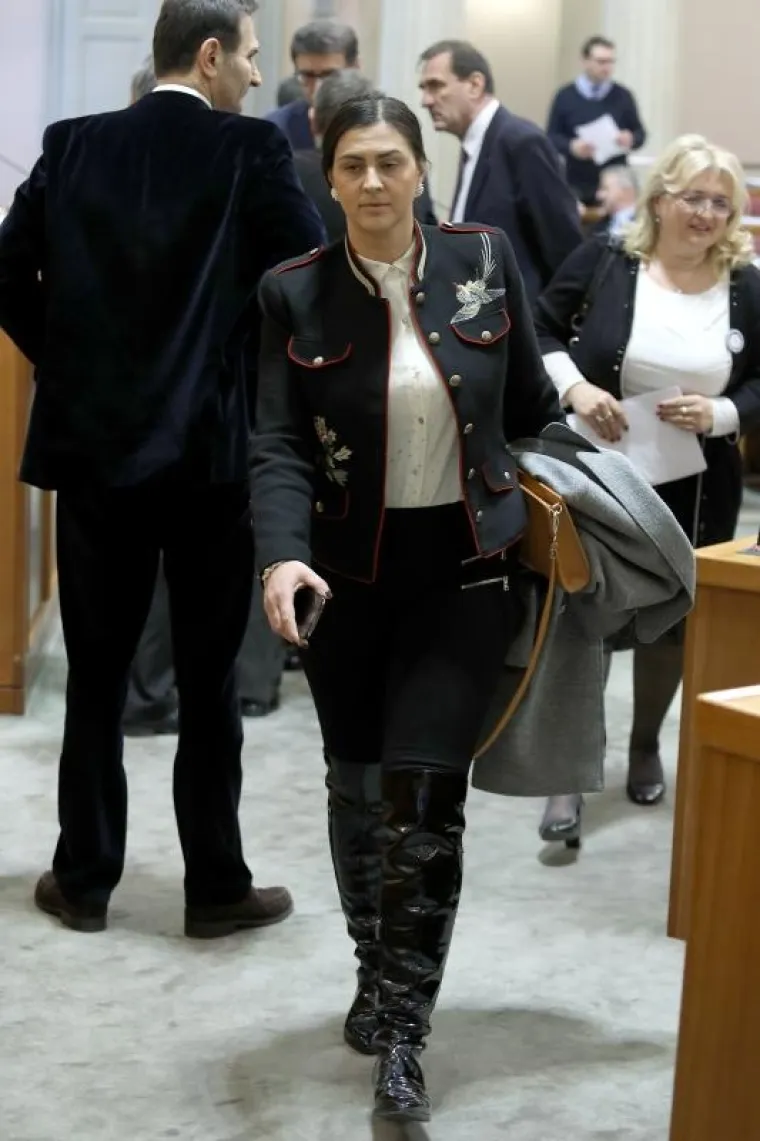 Zastupnica se pojavila u jakni zanimljivih detalja.