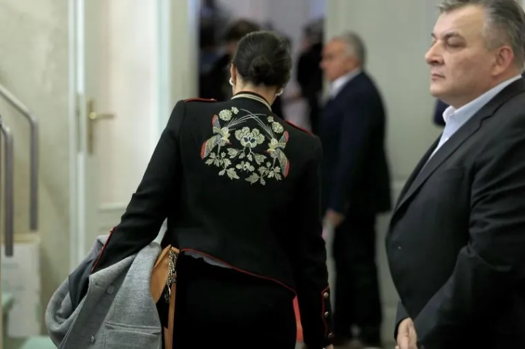 Podsjeća na gornji dio svečane vojne uniforme.