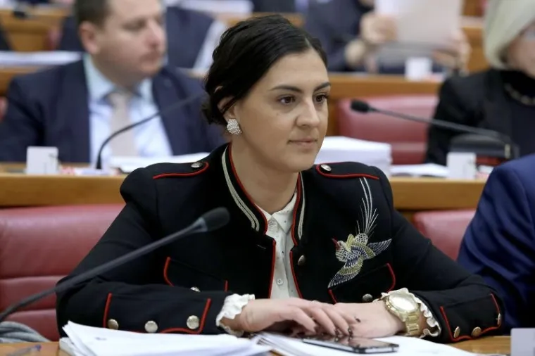 No, pozornost je najviše privlačila njezina jakna.