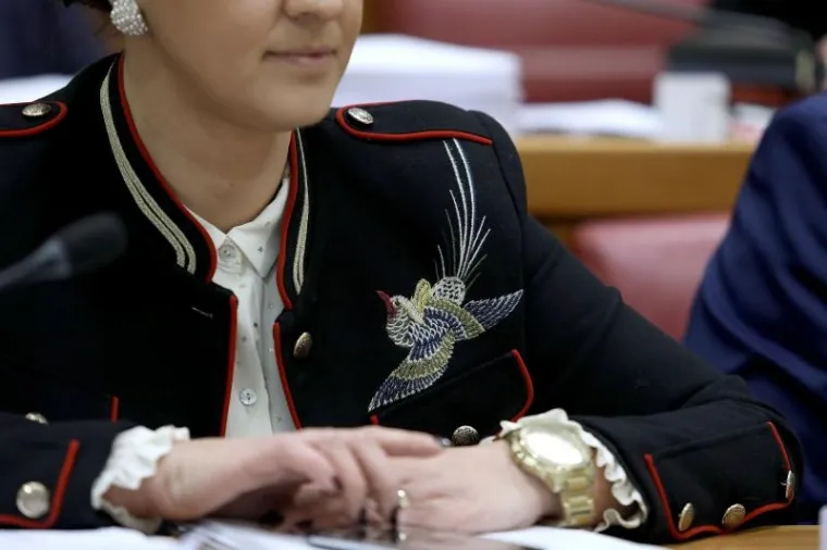 Jakna ima izvezene detalje.
