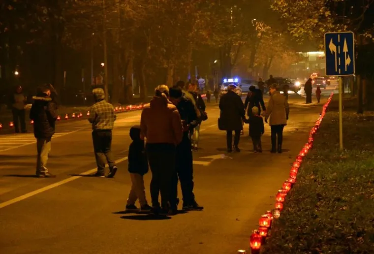 SJEĆANJE NA ŽRTVU OBILJEŽENO DILJEM HRVATSKE: Tisuće svijeća zapaljene za Vukovar, Karlovčani niz Kupu pustili lampione