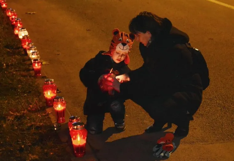 SJEĆANJE NA ŽRTVU OBILJEŽENO DILJEM HRVATSKE: Tisuće svijeća zapaljene za Vukovar, Karlovčani niz Kupu pustili lampione