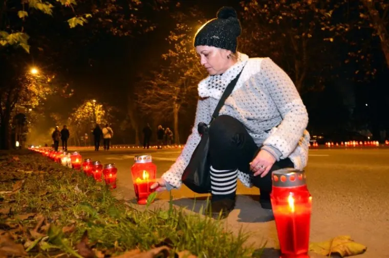Brođani su Dan sjećanja na žrtvu Vukovara 1991.   obilježili paljenjem svijeća duž Vukovarske ulice u svom gradu.