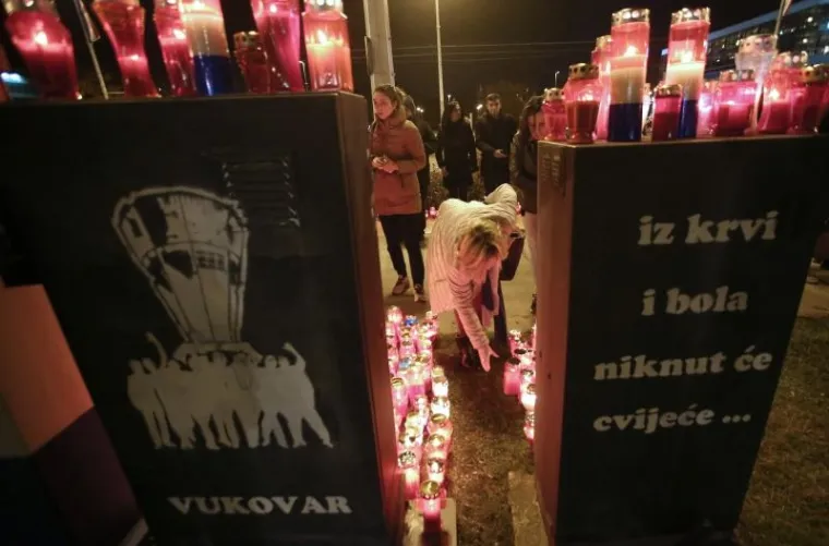 Svijeće za Vukovar duž Vukovarske ulice palili su i Zagrepčani.