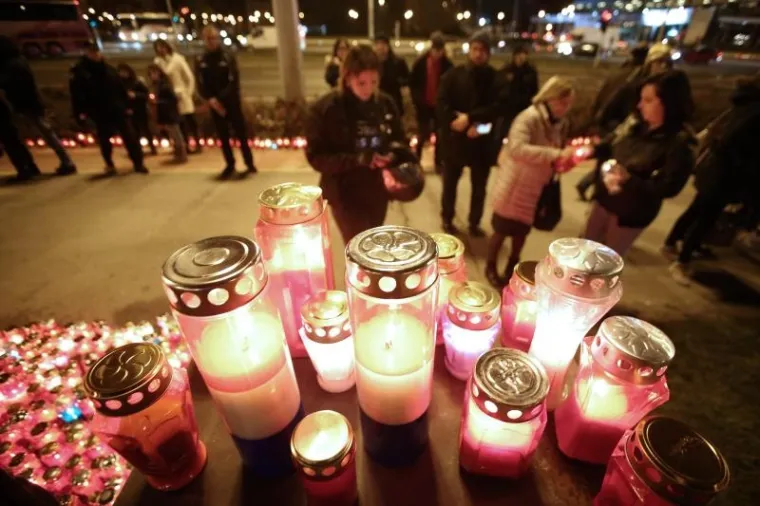 SJEĆANJE NA ŽRTVU OBILJEŽENO DILJEM HRVATSKE: Tisuće svijeća zapaljene za Vukovar, Karlovčani niz Kupu pustili lampione