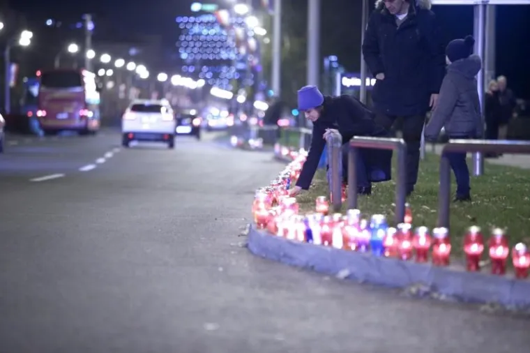 SJEĆANJE NA ŽRTVU OBILJEŽENO DILJEM HRVATSKE: Tisuće svijeća zapaljene za Vukovar, Karlovčani niz Kupu pustili lampione