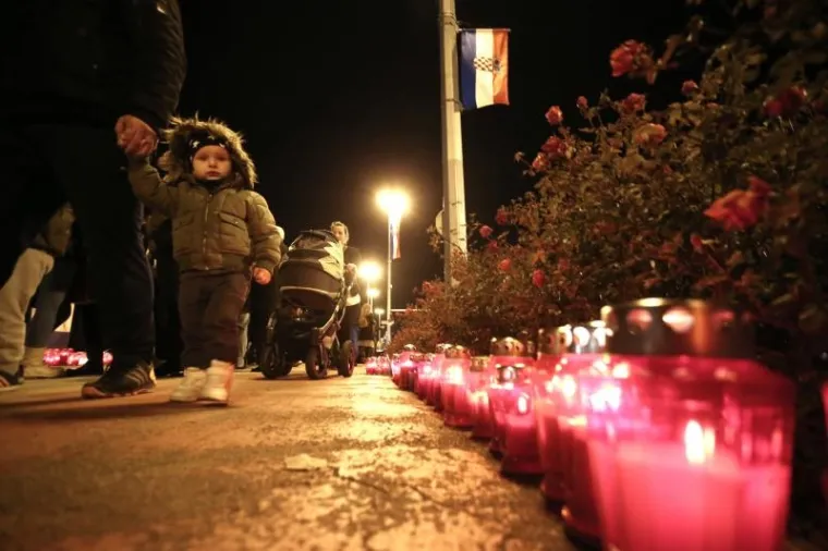 SJEĆANJE NA ŽRTVU OBILJEŽENO DILJEM HRVATSKE: Tisuće svijeća zapaljene za Vukovar, Karlovčani niz Kupu pustili lampione