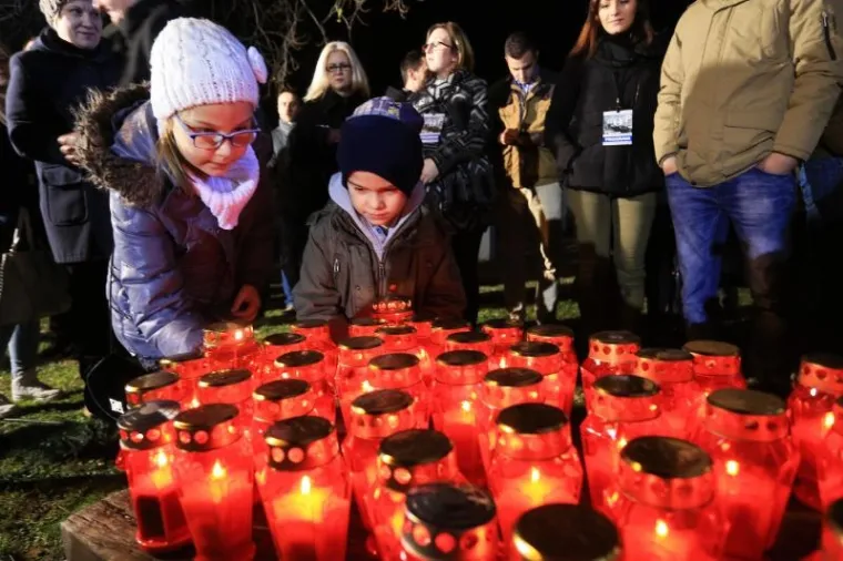 SJEĆANJE NA ŽRTVU OBILJEŽENO DILJEM HRVATSKE: Tisuće svijeća zapaljene za Vukovar, Karlovčani niz Kupu pustili lampione