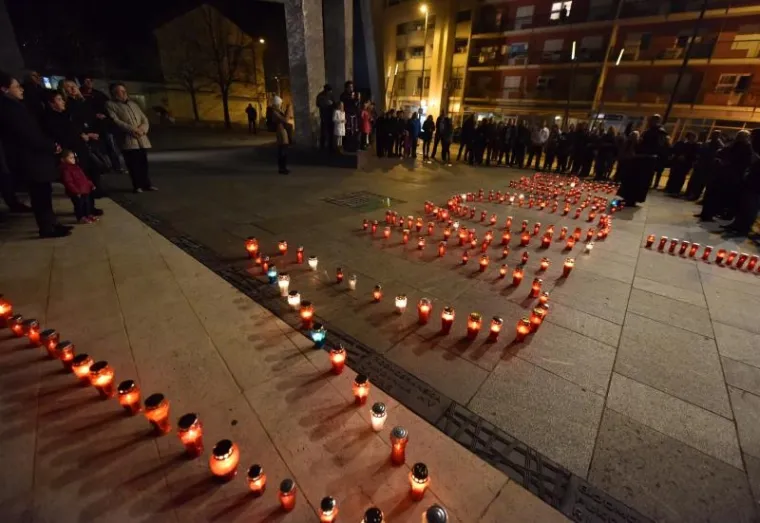 SJEĆANJE NA ŽRTVU OBILJEŽENO DILJEM HRVATSKE: Tisuće svijeća zapaljene za Vukovar, Karlovčani niz Kupu pustili lampione