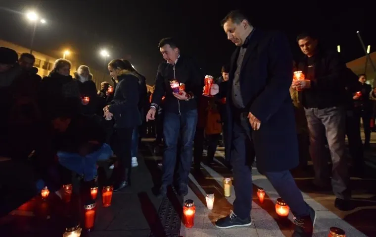 U spomen na žrtve Vukovara i &Scaron;kabrnje građani Knina odali su počast svim stradalima paljenjem svijeća i zajedničkom molitvom ispred spomenika Oluji 95.