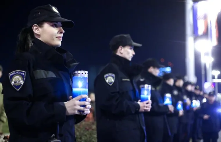 SJEĆANJE NA ŽRTVU OBILJEŽENO DILJEM HRVATSKE: Tisuće svijeća zapaljene za Vukovar, Karlovčani niz Kupu pustili lampione