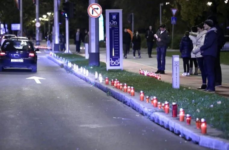U spomen na žrtve Vukovara građani u cijeloj Hrvatskoj pale svijeće